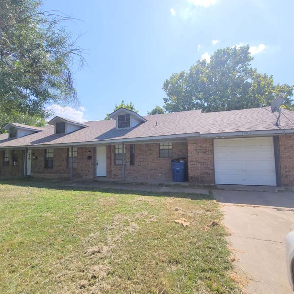 1005 N. Clay St., Ennis, TX