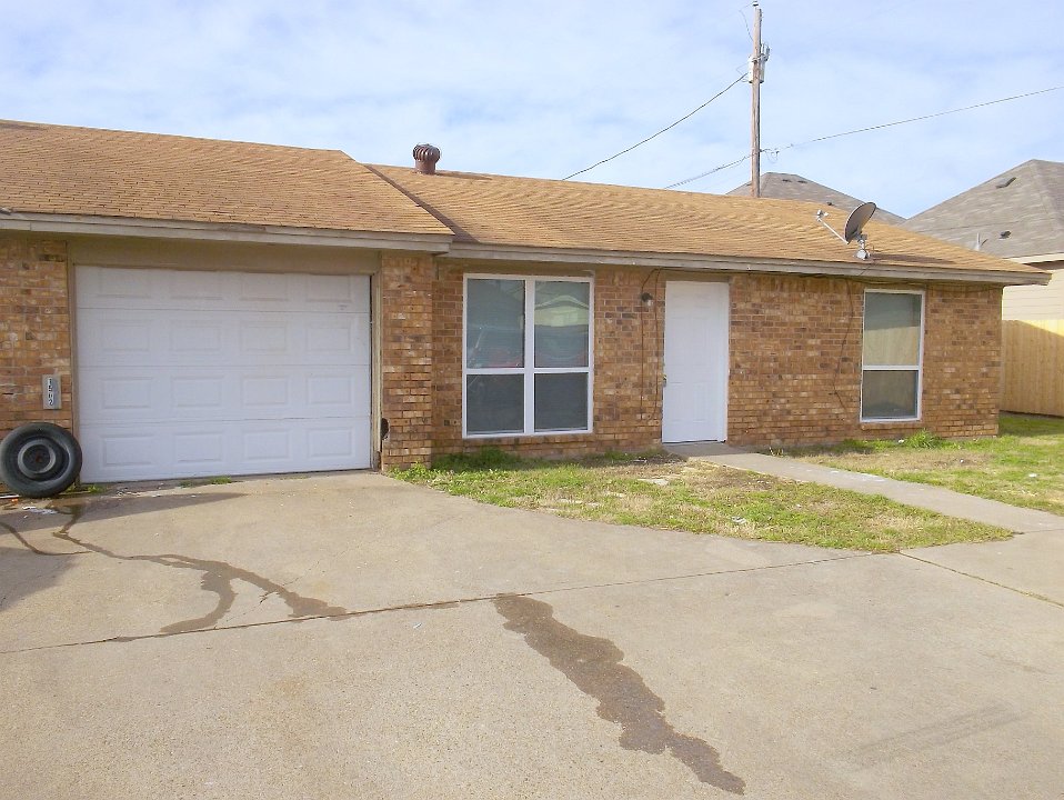 1502  Cardinal Dr.. #B, Ennis, TX