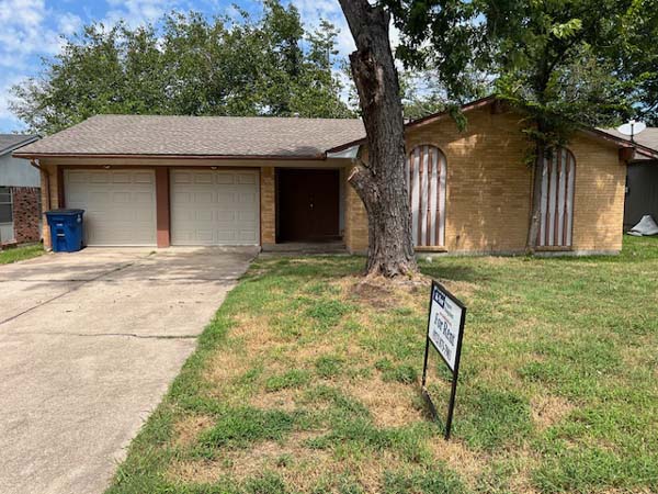 806 Phillps, Ennis, TX